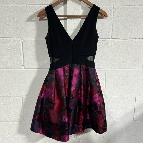 Xscape Black|Red|Pink|Navy Metallic Floral Print Cut Out Pleated Dress Size 2P - Picture 5 of 5